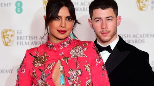 Der US-Sänger Nick Jonas und seine Frau Priyanka Chopra Jonas sind jetzt Eltern eines Kindes.