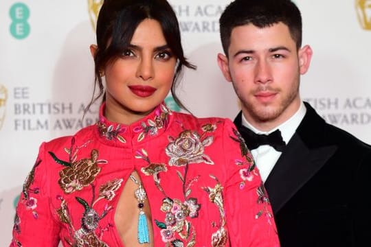 Der US-Sänger Nick Jonas und seine Frau Priyanka Chopra Jonas sind jetzt Eltern eines Kindes.