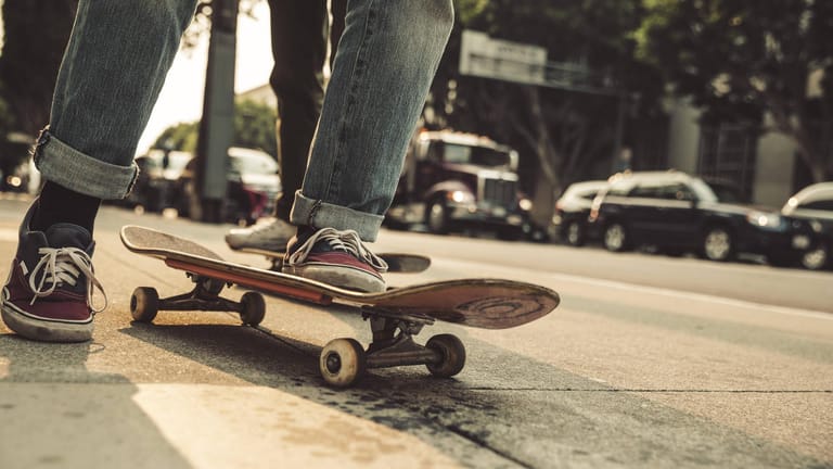 Eine Person fährt mit dem Skateboard (Symbolbild): In Berlin ist eine Frau von einem Skater angefahren worden – und später gestorben.