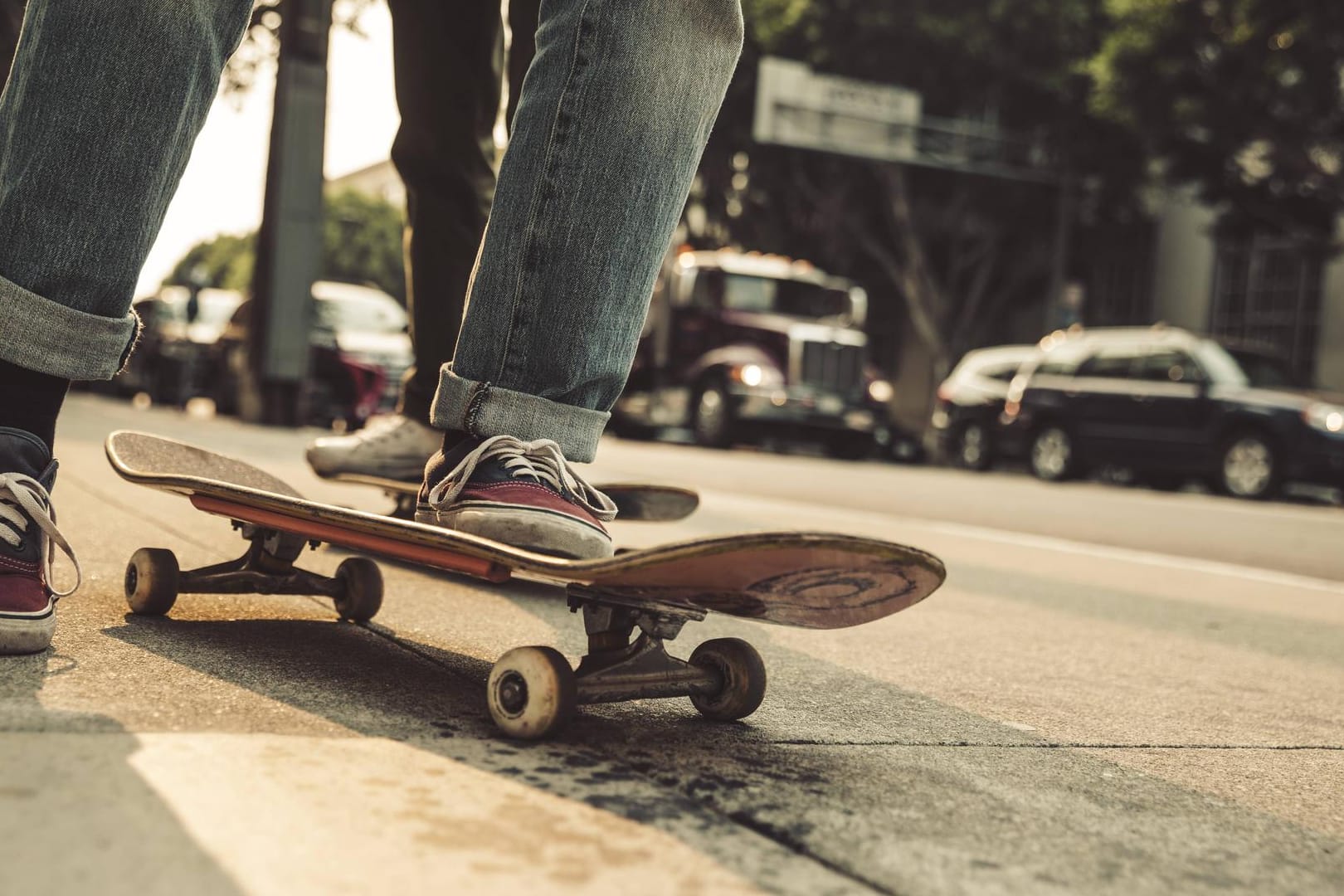 Eine Person fährt mit dem Skateboard (Symbolbild): In Berlin ist eine Frau von einem Skater angefahren worden – und später gestorben.