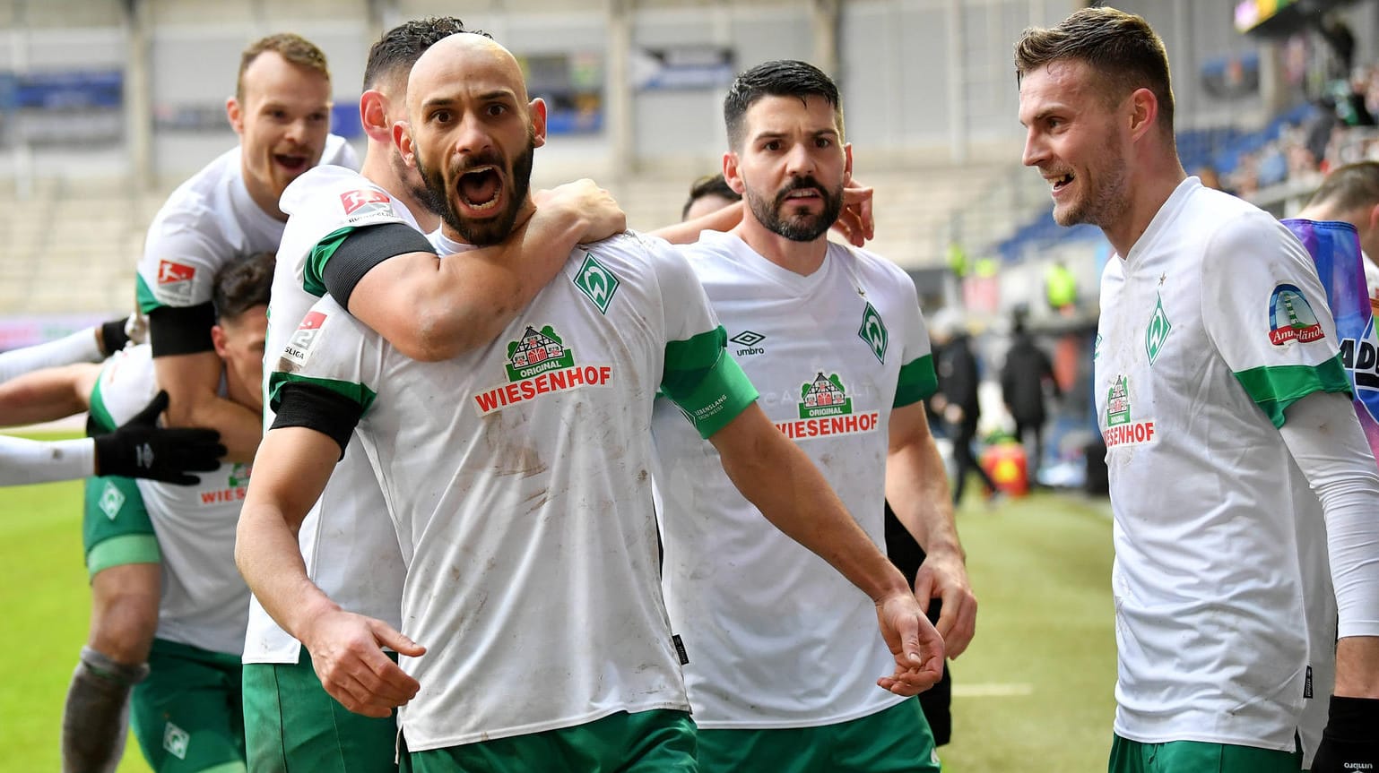 Im entscheidenden Moment zur Stelle: Ömer Toprak (M.) feiert seinen Siegtreffer in Paderborn.