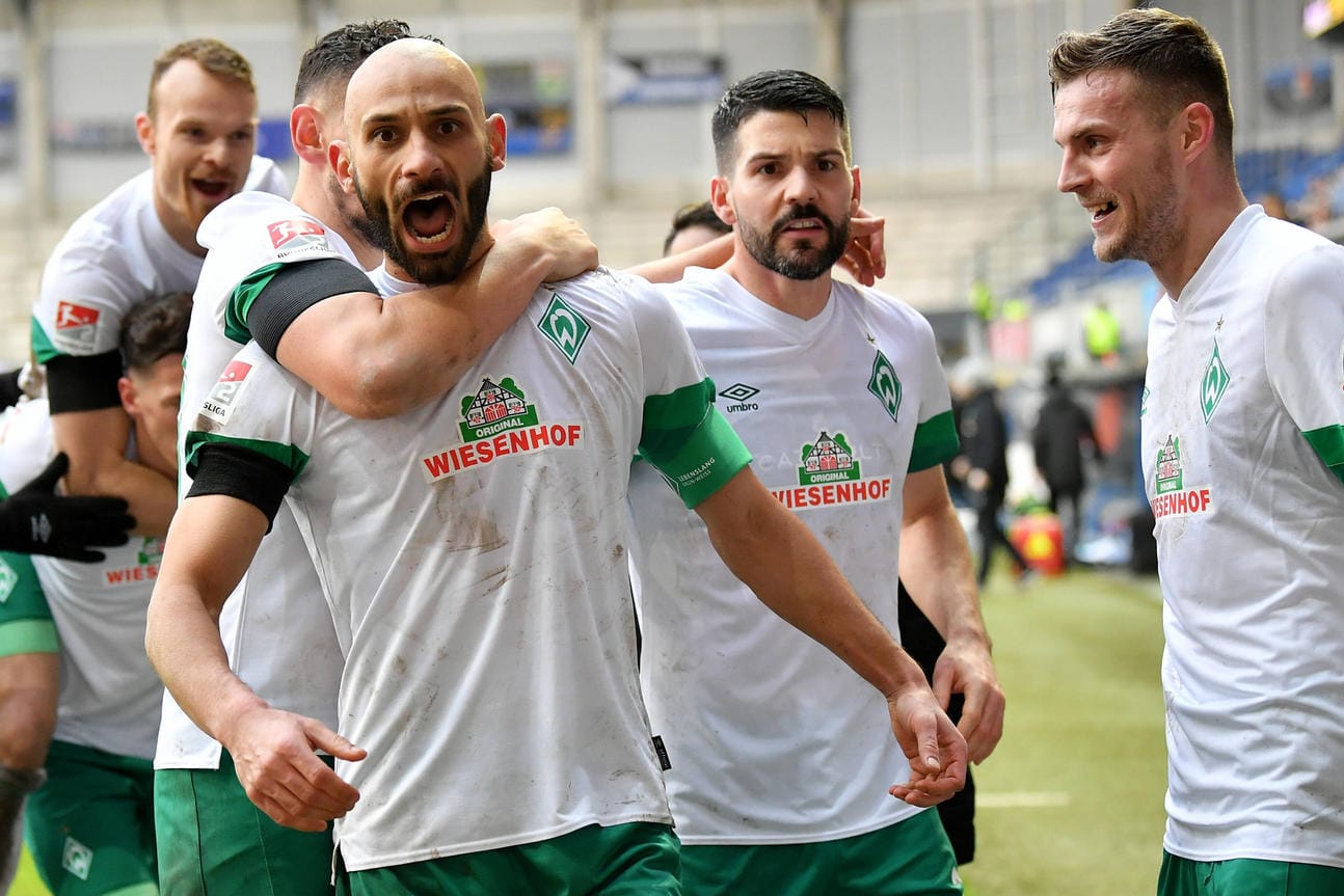 Im entscheidenden Moment zur Stelle: Ömer Toprak (M.) feiert seinen Siegtreffer in Paderborn.