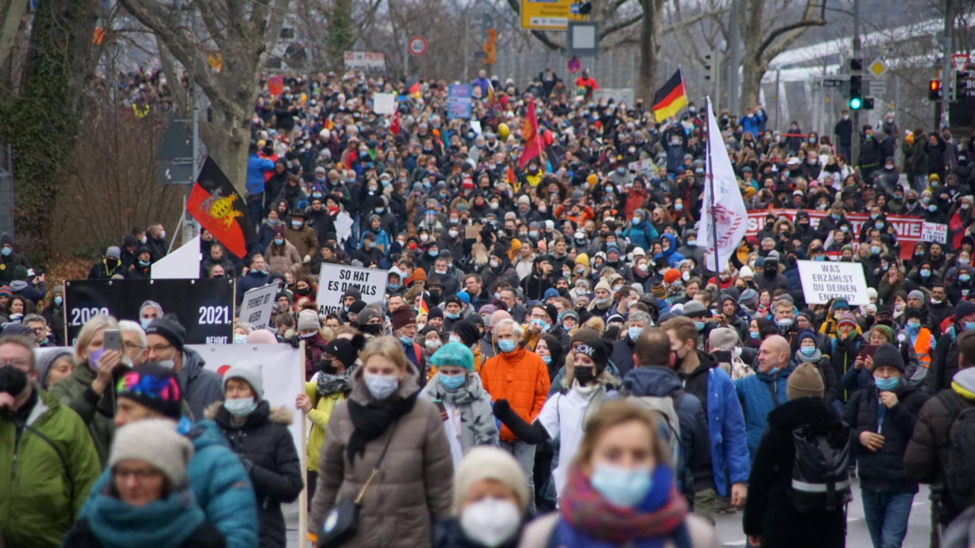 Mehrere Hundert Querdenker und Impfgegner versammelten sich am Mittag am Canstatter Wasen. Von dort aus zogen sie zum SWR Funkhaus, um eine Kundgebung abzuhalten.