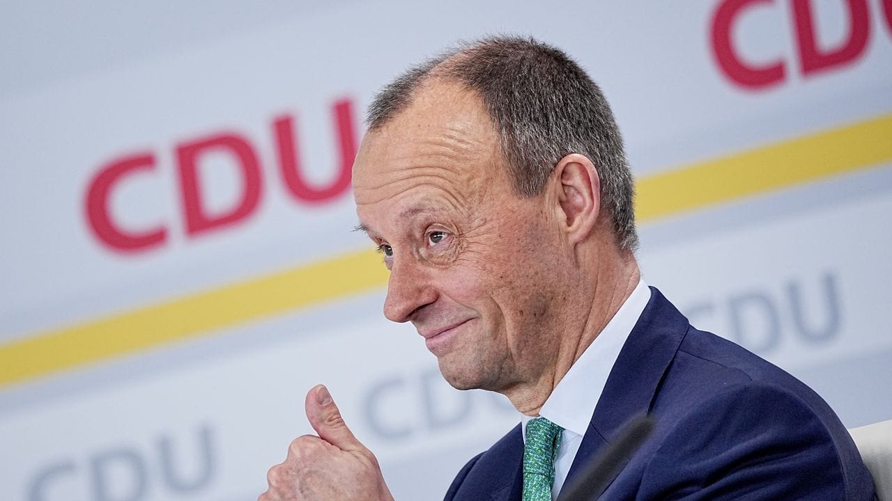 Daumen hoch: Beim dritten Anlauf hat es für Friedrich Merz geklappt. Daumen hoch: Beim dritten Anlauf hat es für Friedrich Merz geklappt.
