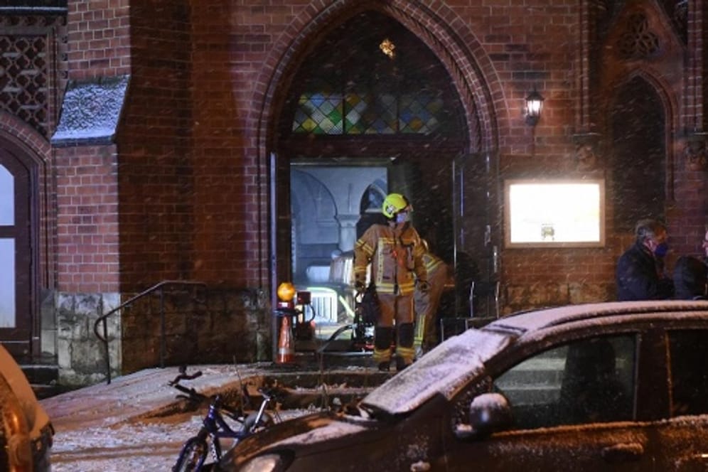 Feuerwehrkräfte an der Paul-Gerhardt-Kirche: Die Pfarrerin spricht von einem "tiefen Schock".