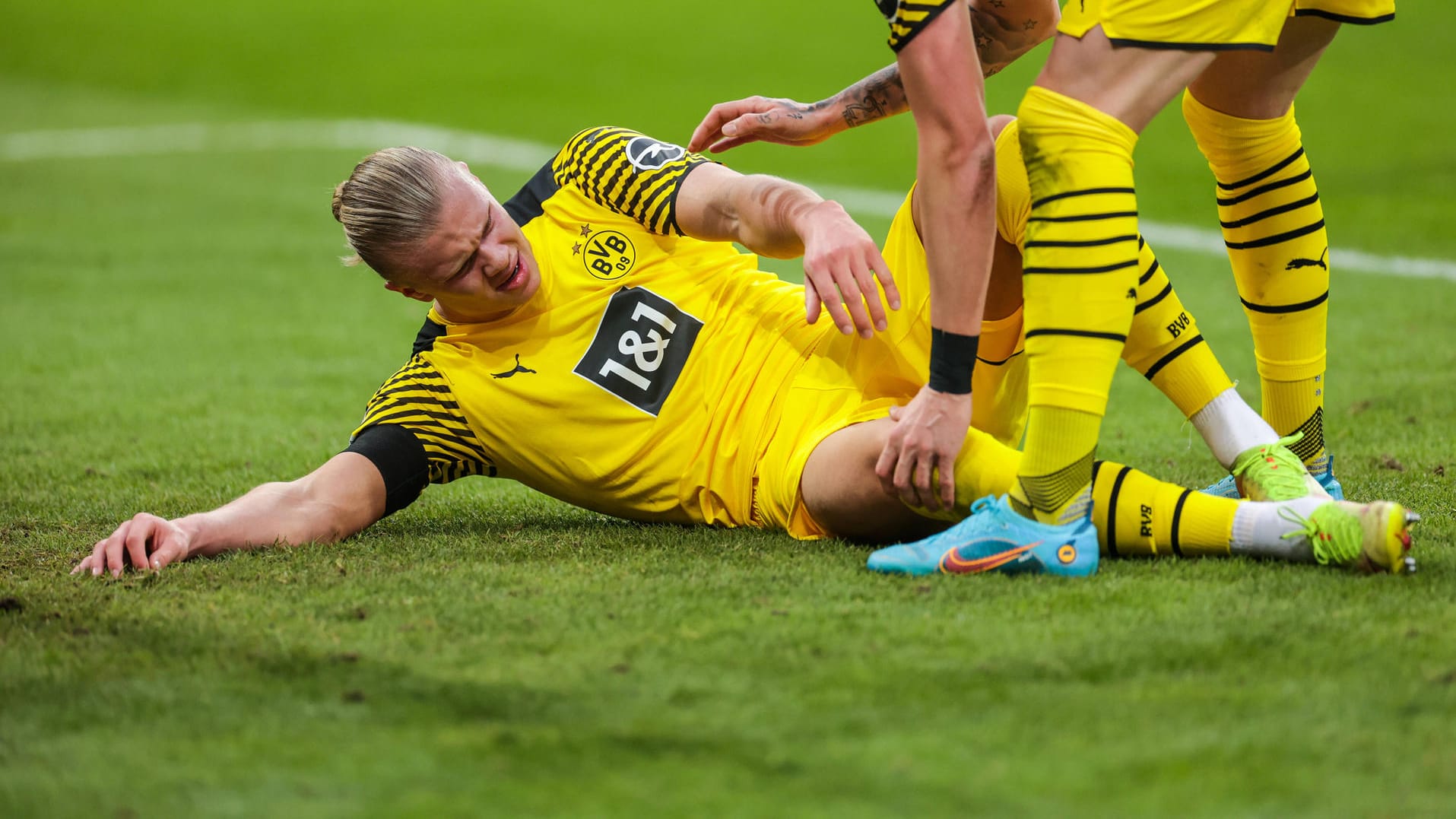 Verletzt am Boden: Dortmunds Haaland angeschlagen im Spiel gegen Hoffenheim. Verletzt am Boden: Dortmunds Haaland angeschlagen im Spiel gegen Hoffenheim.