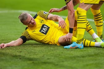 Verletzt am Boden: Dortmunds Haaland angeschlagen im Spiel gegen Hoffenheim.