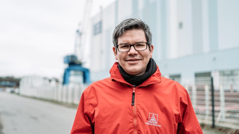 Henning Groskreutz, Bevollmächtigter der IG Metall Lübeck-Wismar, kämpft um den Erhalt der Arbeitsplätze.