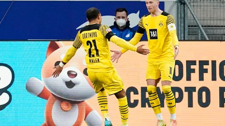 Die Dortmunder Marco Reus (r) und Donyell Malen feiern den Treffer zum zwischenzeitlichen 2:1.