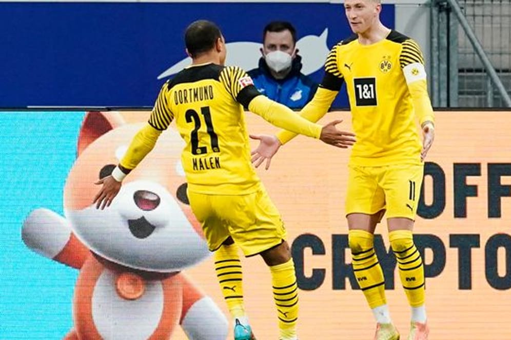 Die Dortmunder Marco Reus (r) und Donyell Malen feiern den Treffer zum zwischenzeitlichen 2:1.