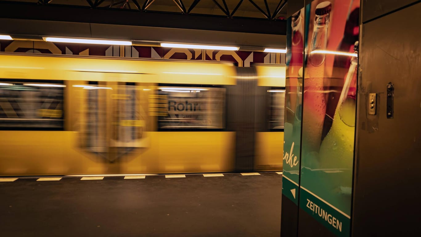 Die U-Bahn-Station Rohrdamm (Archivbild): Jugendliche haben dort eine 65-Jährige angegriffen.