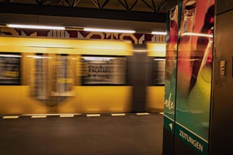 Die U-Bahn-Station Rohrdamm (Archivbild): Jugendliche haben dort eine 65-Jährige angegriffen.