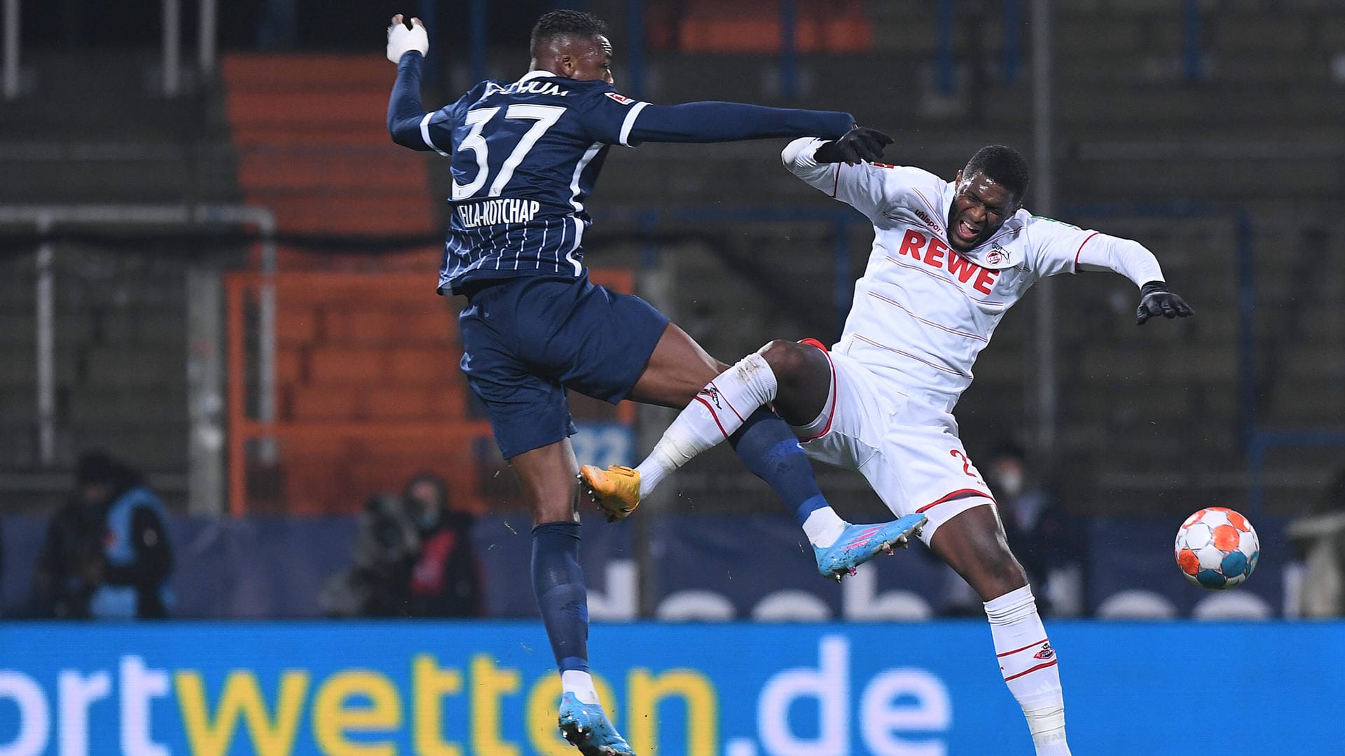 Stellvertretend für eine intensive Partie: Bochums Armel Bella-Kotchap (l.) und der Kölner Anthony Modeste kämpfen um den Ball. Stellvertretend für eine intensive Partie: Bochums Armel Bella-Kotchap (l.) und der Kölner Anthony Modeste kämpfen um den Ball.