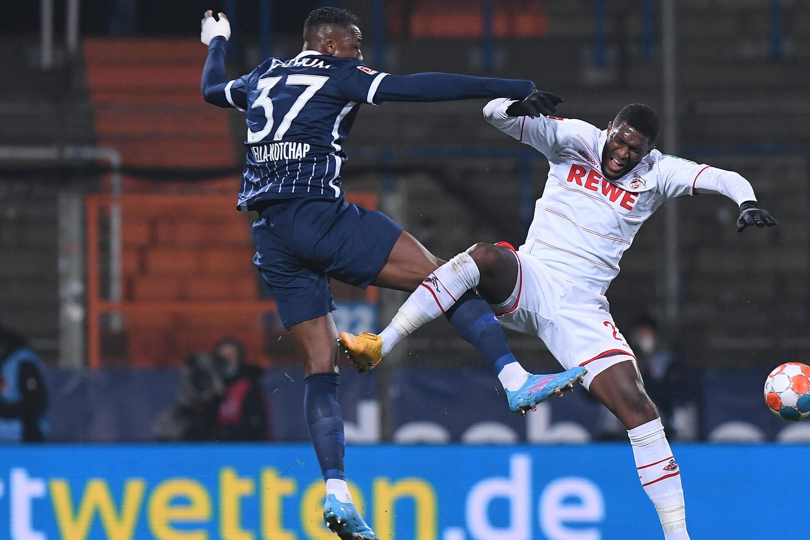 Stellvertretend für eine intensive Partie: Bochums Armel Bella-Kotchap (l.) und der Kölner Anthony Modeste kämpfen um den Ball.