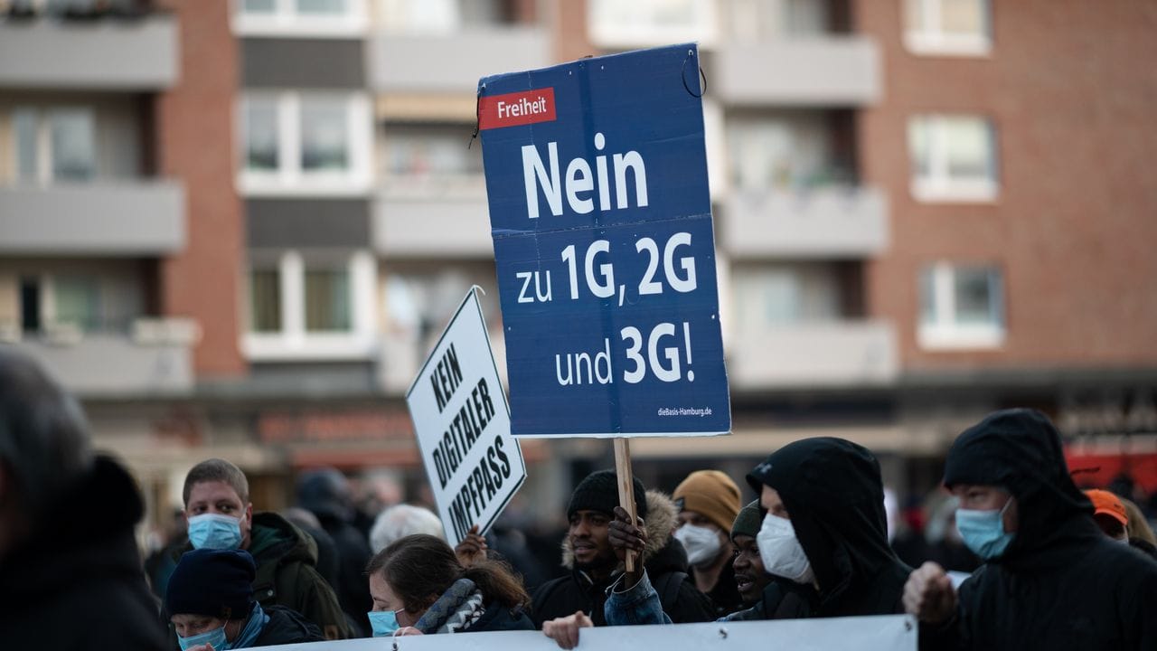 "Nein zu 1G, 2G und 3G!" finden diese Demo-Teilnehmer in Hamburg. "Nein zu 1G, 2G und 3G!" finden diese Demo-Teilnehmer in Hamburg.