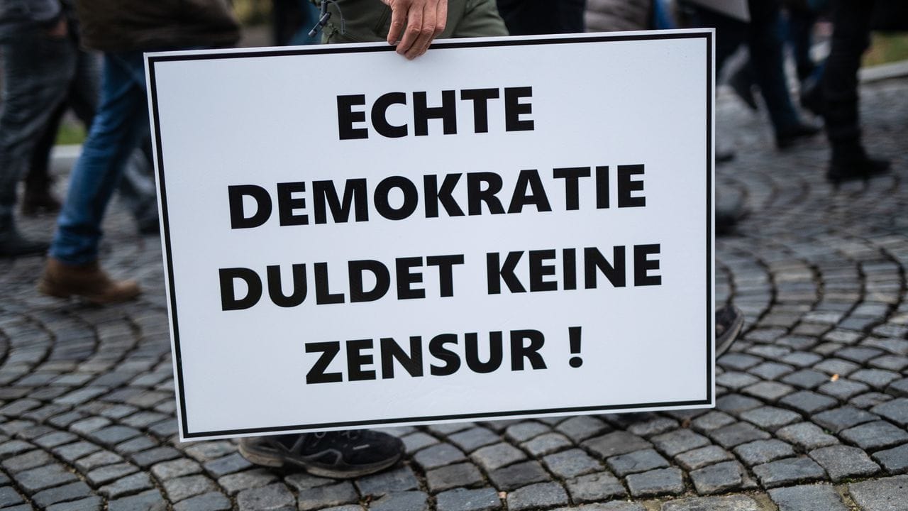 Hier in Stuttgart kam es vor SWR-Gebäude zu Lügenpresse"-Rufen. Hier in Stuttgart kam es vor SWR-Gebäude zu Lügenpresse"-Rufen.
