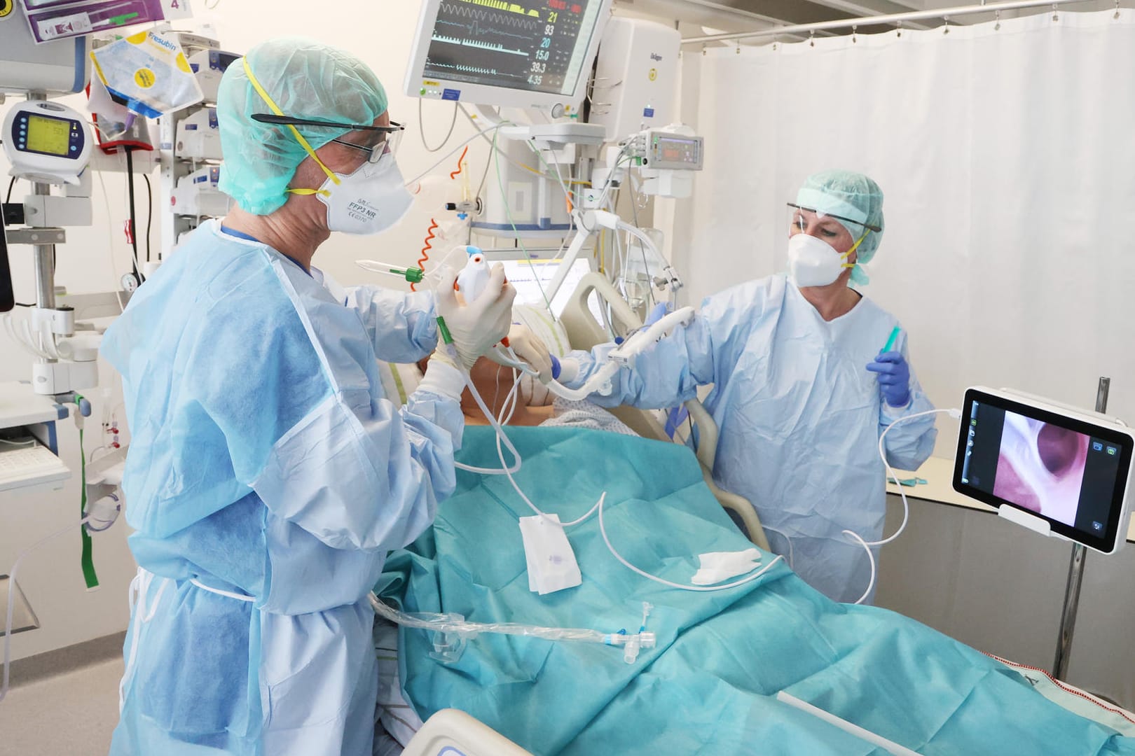 Ärzte und Pfleger untersuchen einen Patienten (Symbolbild): Der Expertenrat geht von steigenden Patientenzahlen in Krankenhäusern aus.