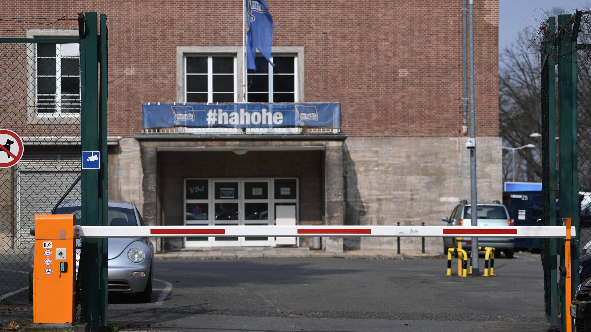 Der Eingang zum Trainungsgelände an der Hans-Braun-Straße (Archivbild): Hertha-Fans sollen am Samstag das Training gestört haben. Der Eingang zum Trainungsgelände an der Hans-Braun-Straße (Archivbild): Hertha-Fans sollen am Samstag das Training gestört haben.