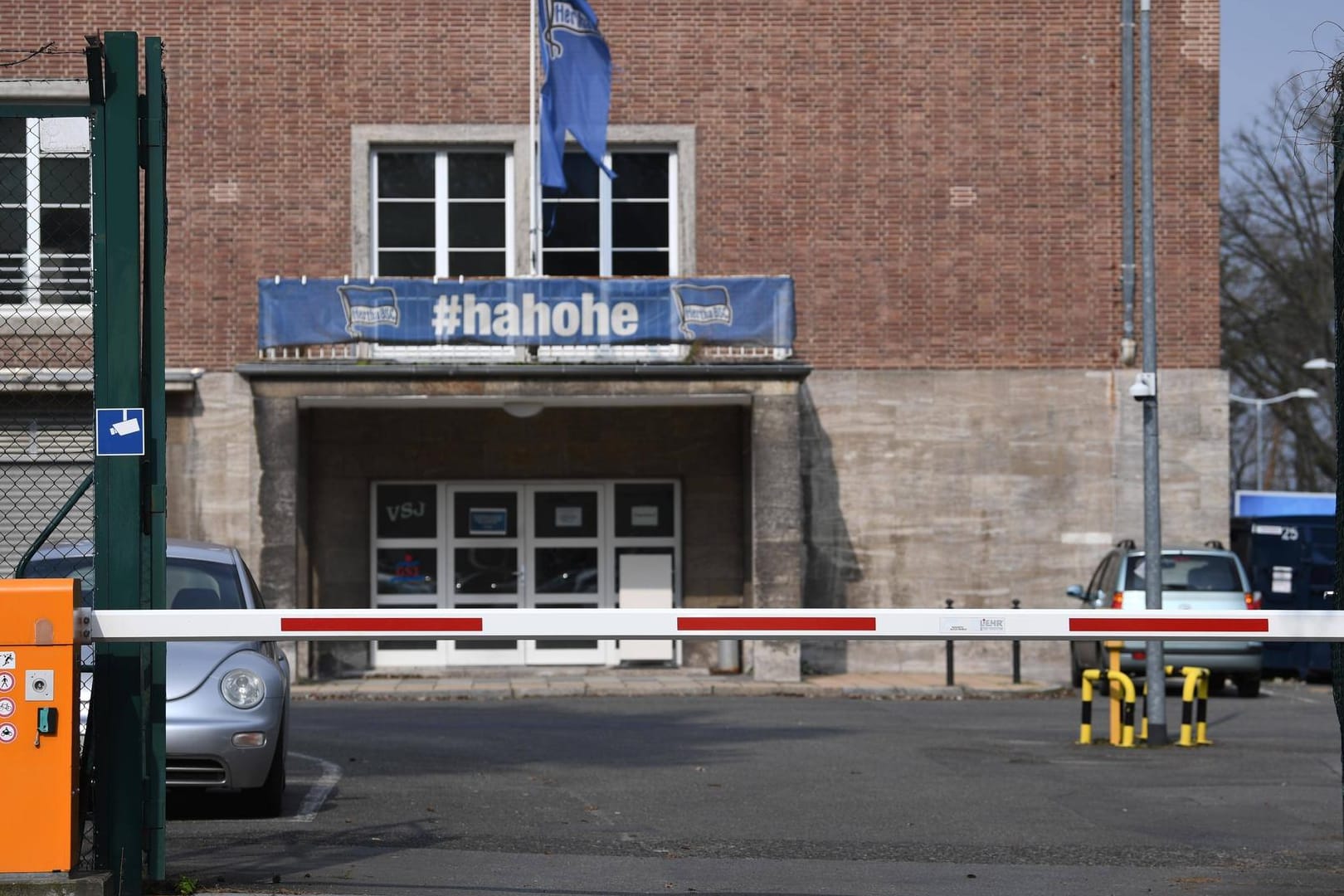 Der Eingang zum Trainungsgelände an der Hans-Braun-Straße (Archivbild): Hertha-Fans sollen am Samstag das Training gestört haben.