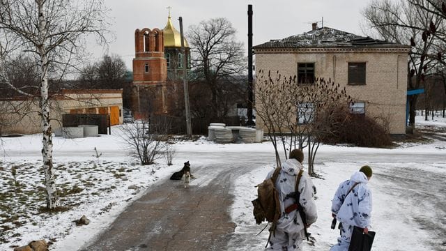 Ukrainische Soldaten patrouillieren auf einer Straße im Dorf Werchnjotorezke in der Region Donezk im Osten der Ukraine. Ukrainische Soldaten patrouillieren auf einer Straße im Dorf Werchnjotorezke in der Region Donezk im Osten der Ukraine.