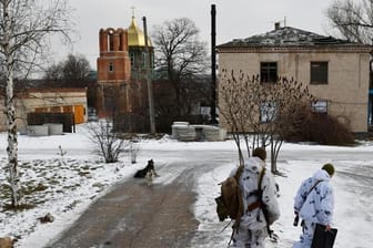 Ukrainische Soldaten patrouillieren auf einer Straße im Dorf Werchnjotorezke in der Region Donezk im Osten der Ukraine.