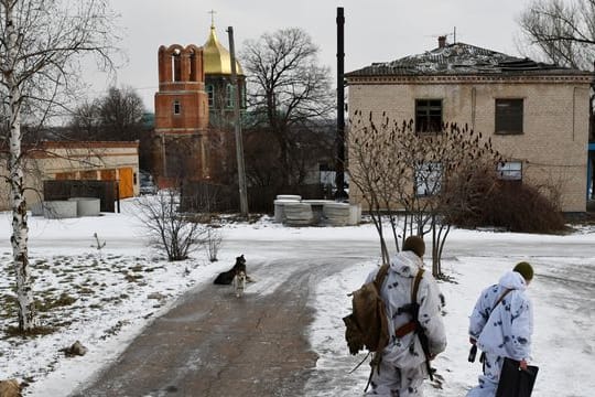 Ukrainische Soldaten patrouillieren auf einer Straße im Dorf Werchnjotorezke in der Region Donezk im Osten der Ukraine.