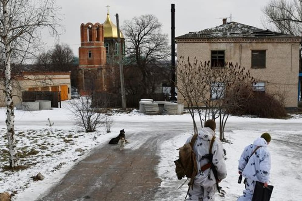 Ukrainische Soldaten patrouillieren auf einer Straße im Dorf Werchnjotorezke in der Region Donezk im Osten der Ukraine.