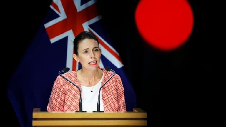 Die neuseeländische Premierministerin Jacinda Ardern muss ihre Hochzeit wegen neuer Coronavirus-Restriktionen im Land verschieben.