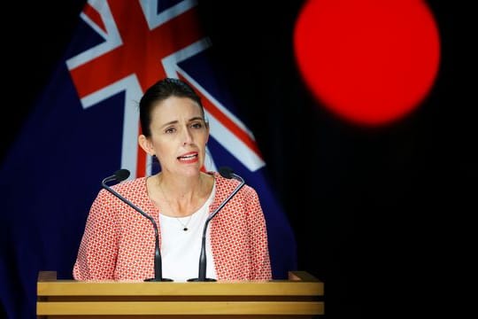 Die neuseeländische Premierministerin Jacinda Ardern muss ihre Hochzeit wegen neuer Coronavirus-Restriktionen im Land verschieben.