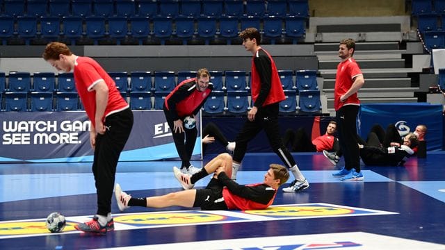 Die deutsche Handball-Nationalmannschaft macht sich für das Training warm.