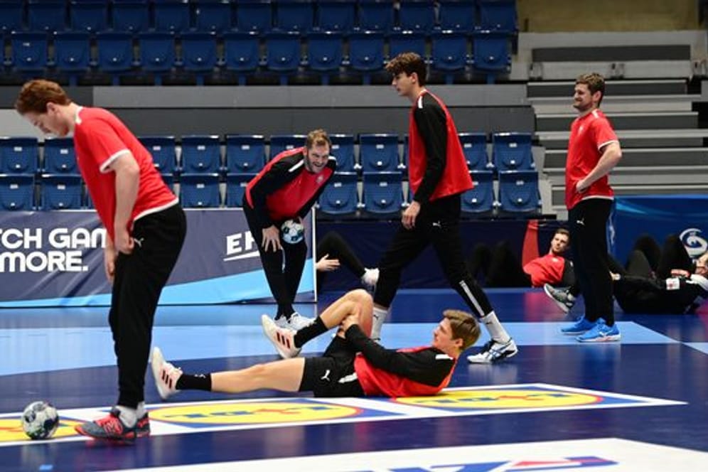 Die deutsche Handball-Nationalmannschaft macht sich für das Training warm.