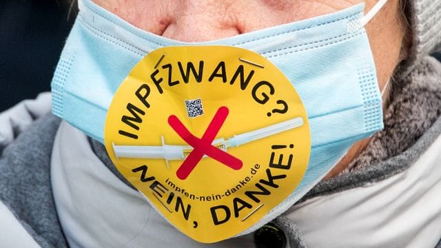 Eine Teilnehmerin einer Demonstration in Hamburg mit einem Mundschutz und der Aufschrift "Impfzwang? Nein, danke!". Eine Teilnehmerin einer Demonstration in Hamburg mit einem Mundschutz und der Aufschrift "Impfzwang? Nein, danke!".