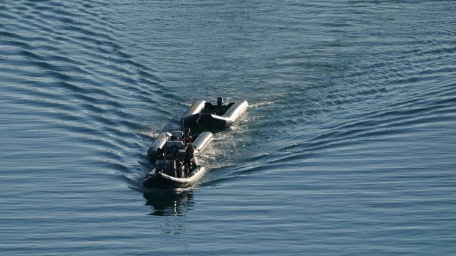 Ein Schiff der Border Force schleppt nach Zwischenfällen mit kleinen Booten im Ärmelkanal Boote, die vermutlich von Migranten benutzt werden. Ein Schiff der Border Force schleppt nach Zwischenfällen mit kleinen Booten im Ärmelkanal Boote, die vermutlich von Migranten benutzt werden.