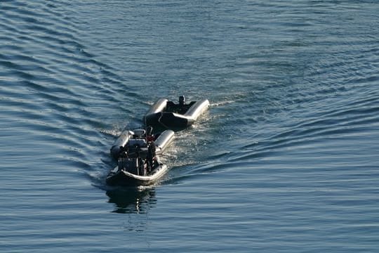 Ein Schiff der Border Force schleppt nach Zwischenfällen mit kleinen Booten im Ärmelkanal Boote, die vermutlich von Migranten benutzt werden.