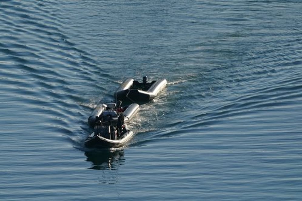 Ein Schiff der Border Force schleppt nach Zwischenfällen mit kleinen Booten im Ärmelkanal Boote, die vermutlich von Migranten benutzt werden.