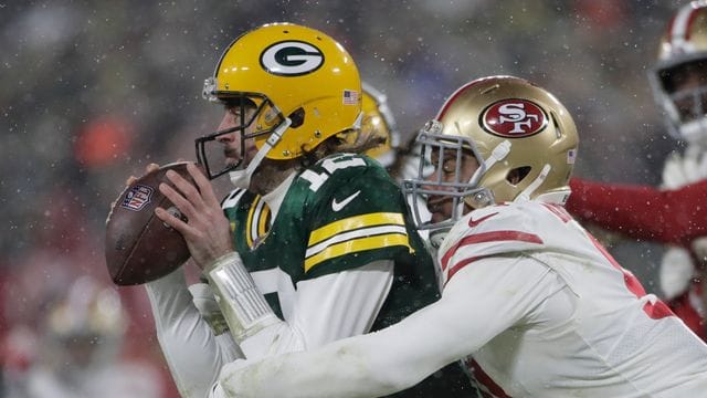Arik Armstead von den San Francisco 49ers (l) schnappt sich den Green-Bay-Qarterback Aaron Rodgers. Arik Armstead von den San Francisco 49ers (l) schnappt sich den Green-Bay-Qarterback Aaron Rodgers.