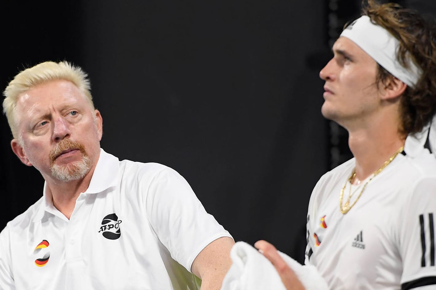 Boris Becker (l.) mit Alexander Zverev Anfang 2020: Die deutsche Tennislegende analysierte die Gründe für das Australian-Open-Aus des Olympiasiegers.