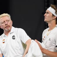 Boris Becker (l.) mit Alexander Zverev Anfang 2020: Die deutsche Tennislegende analysierte die Gründe für das Australian-Open-Aus des Olympiasiegers.
