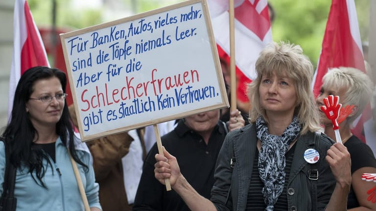 Schlecker-Betriebsrätinnen demonstrieren im Jahr 2012 in Dresden für Unterstützung durch die Politik.