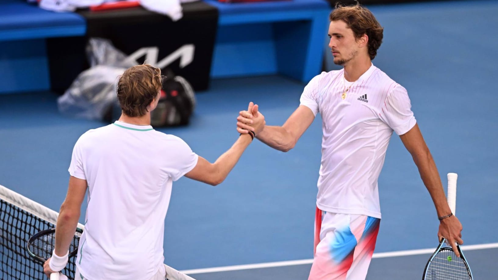 Ein sichtlich enttäuschter Alexander Zverev (r.) gratuliert Denis Shapovalov zum Sieg.