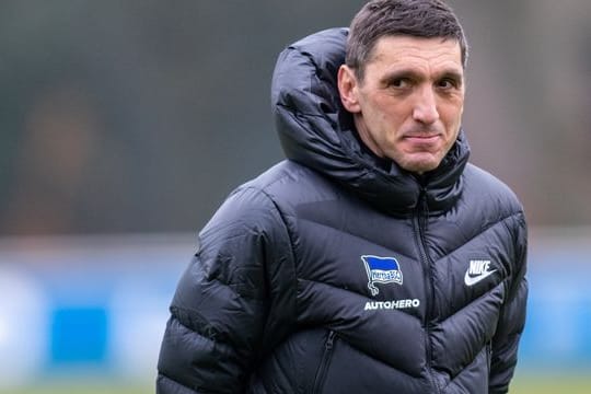 Hertha-Trainer Tayfun Korkut trifft mit seinem Team auf den FC Bayern.