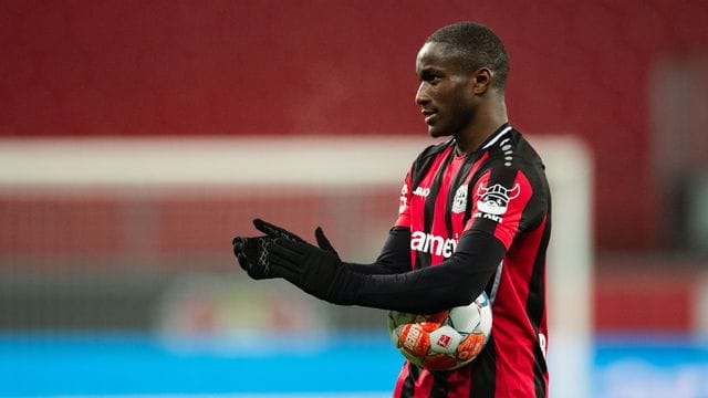 Leverkusens Moussa Diaby schnappte sich nach dem Schlusspfiff den Spielball. Leverkusens Moussa Diaby schnappte sich nach dem Schlusspfiff den Spielball.