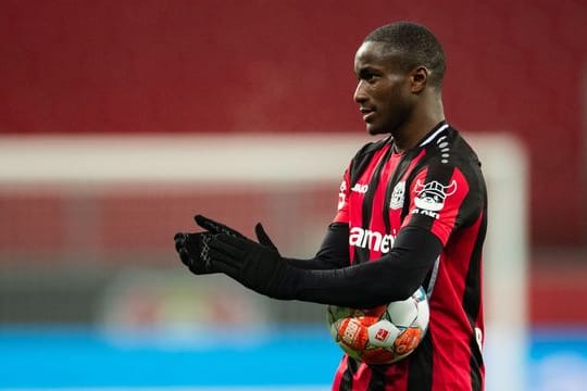 Leverkusens Moussa Diaby schnappte sich nach dem Schlusspfiff den Spielball.