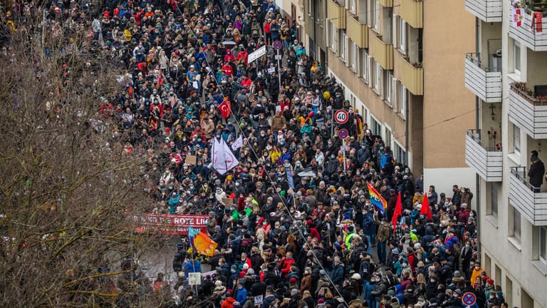 Protestmarsch in Stuttgart: Am Wochenende gingen wieder zahlreiche Menschen gegen die Corona-Maßnahmen auf die Straße.