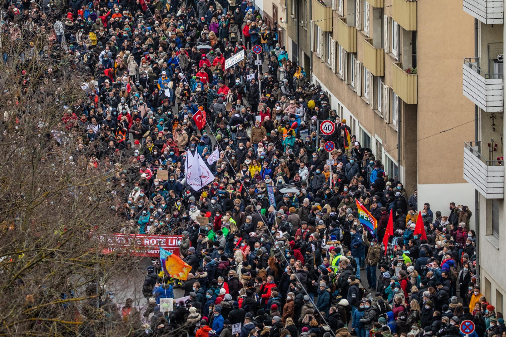 Protestmarsch in Stuttgart: Am Wochenende gingen wieder zahlreiche Menschen gegen die Corona-Maßnahmen auf die Straße.