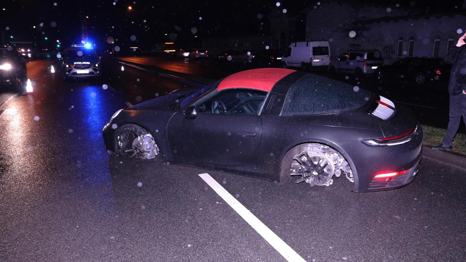 Ein Porsche liegt auf der Straße: Zwei Reifen sind weg.