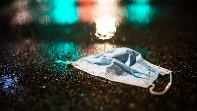Medizinische Maske im Regen Medizinische Maske im Regen