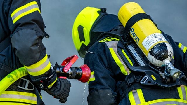 Feuerwehrleute bereiten einen Löschangriff vor (Symbolbild): Das Haus ist nicht mehr bewohnbar.