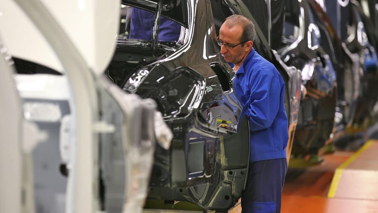 Mitarbeiter in der Autoproduktion (Symbolbild): Besonders dieser Sektor litt hart unter den Lieferengpässen im vergangenen Jahr.