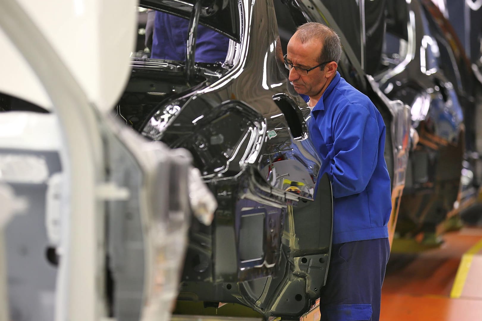 Mitarbeiter in der Autoproduktion (Symbolbild): Besonders dieser Sektor litt hart unter den Lieferengpässen im vergangenen Jahr. Mitarbeiter in der Autoproduktion (Symbolbild): Besonders dieser Sektor litt hart unter den Lieferengpässen im vergangenen Jahr.
